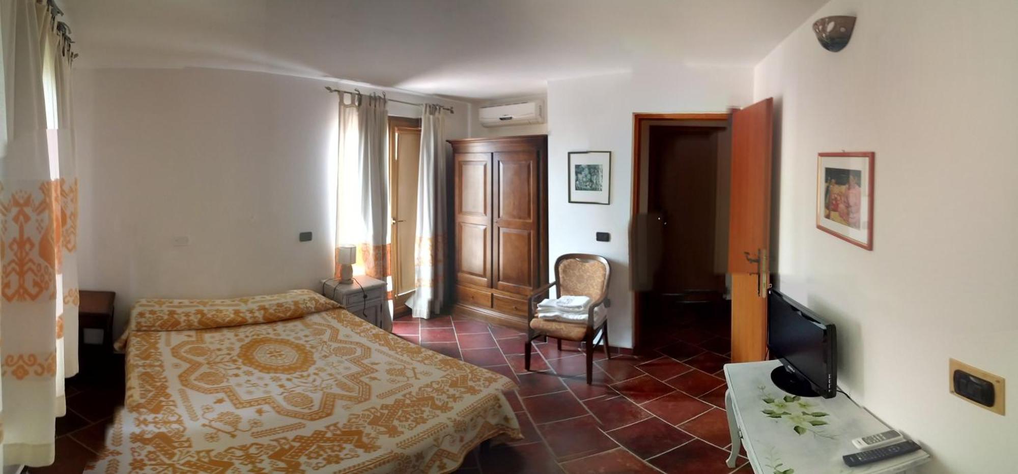 Locanda Tipica Sa Corte Oliena Bilik gambar