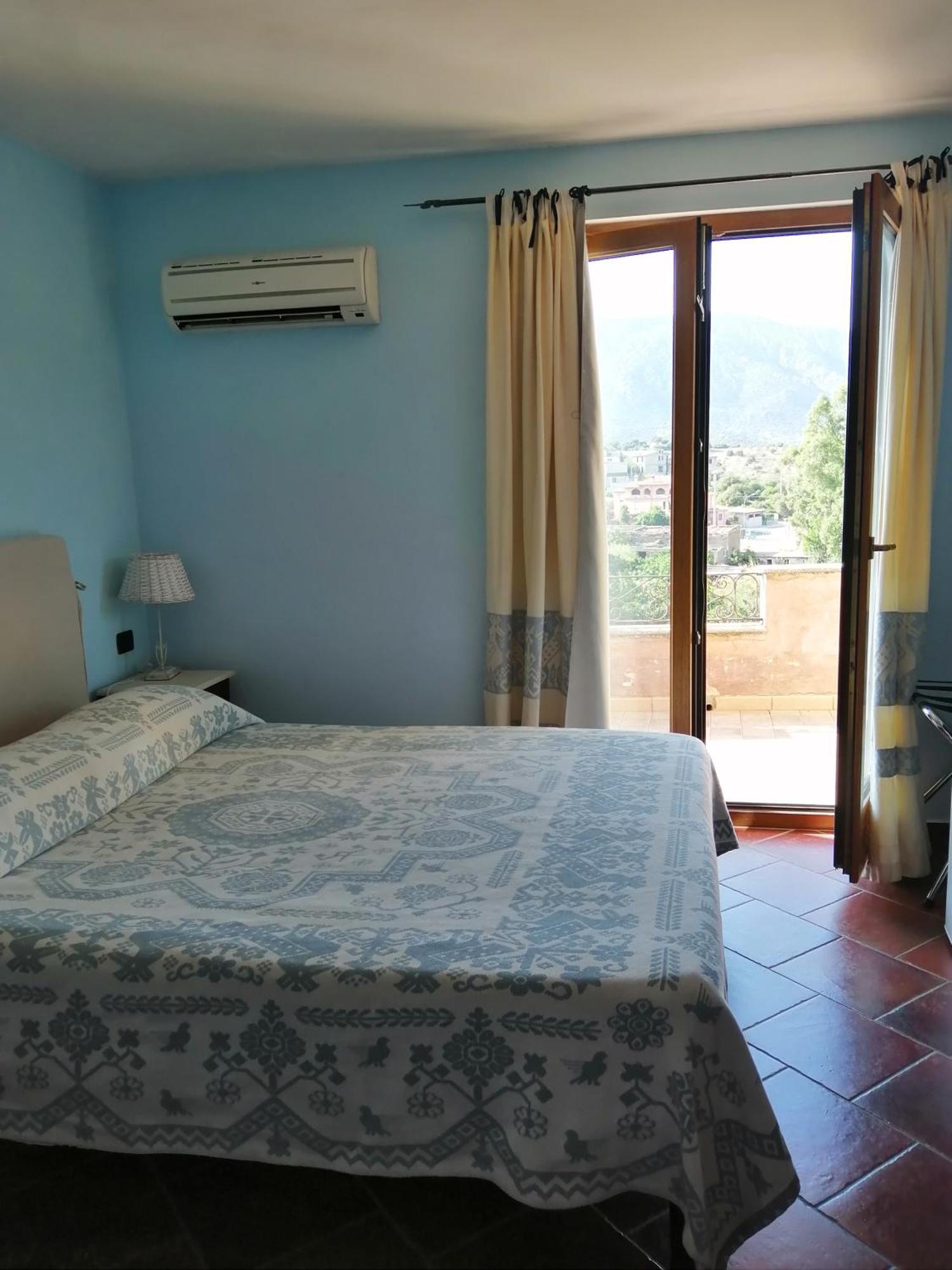 Locanda Tipica Sa Corte Oliena Bilik gambar